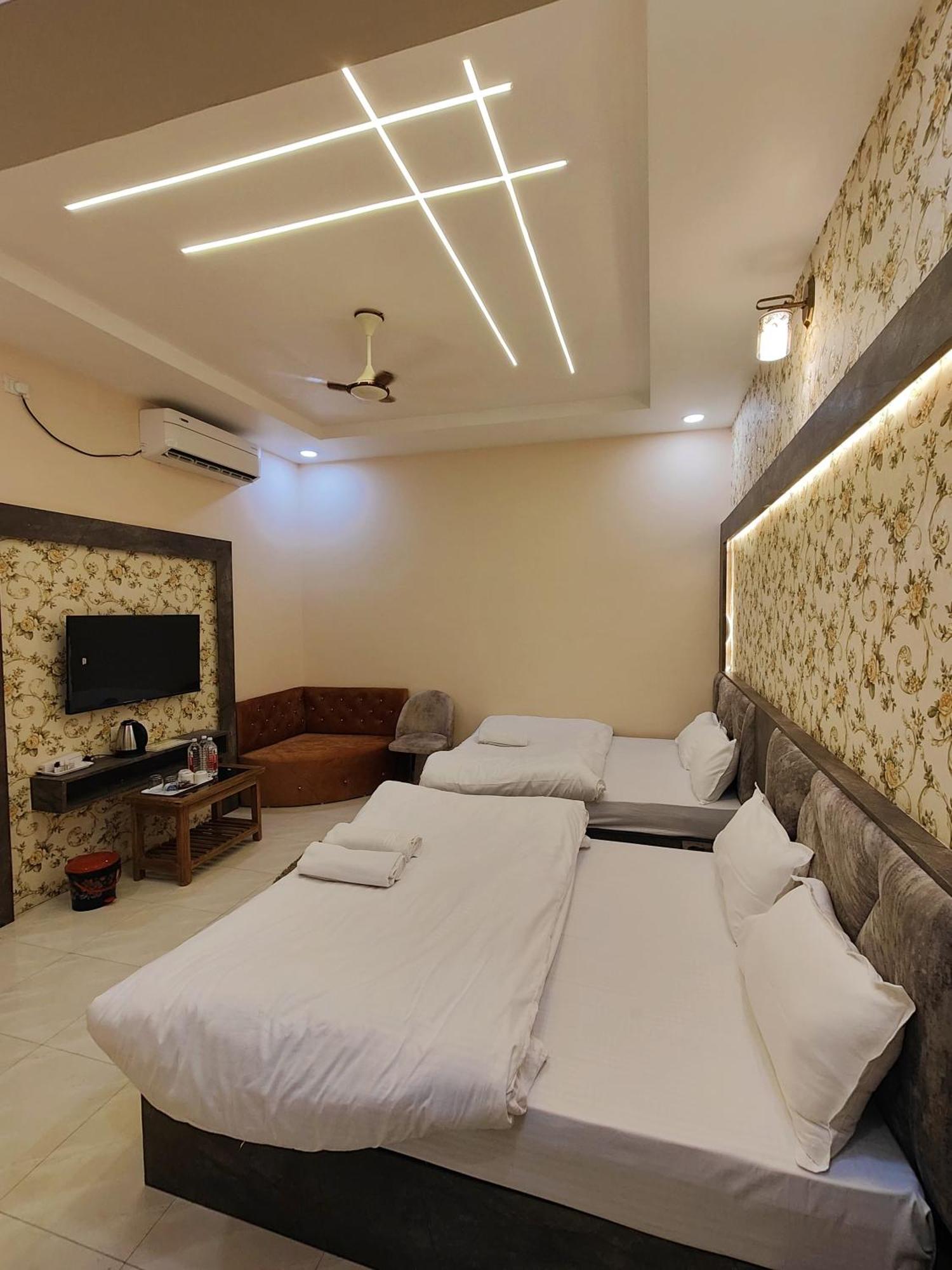 Hotel Mangal Murti Benares Buitenkant foto